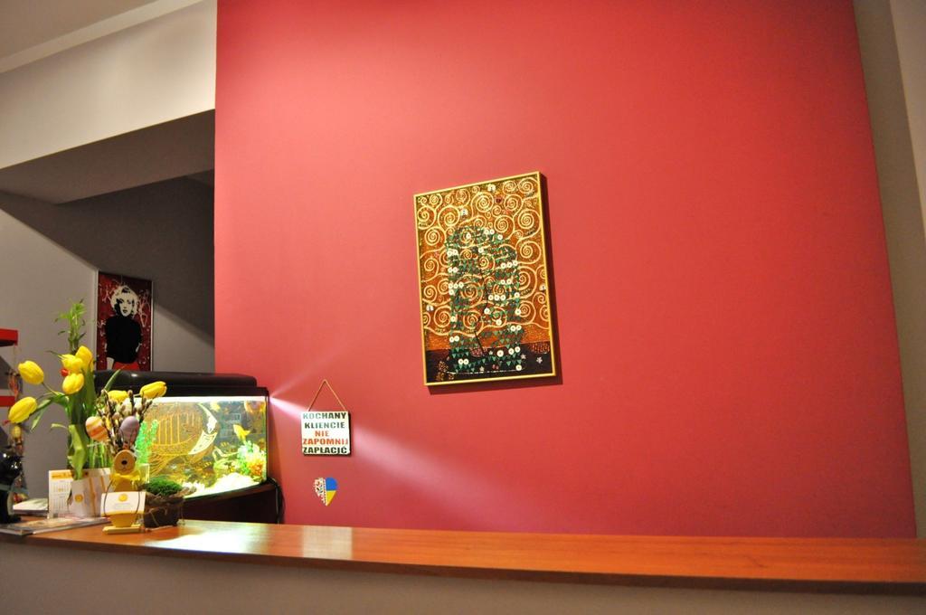 Happy House Hostel Познань Экстерьер фото